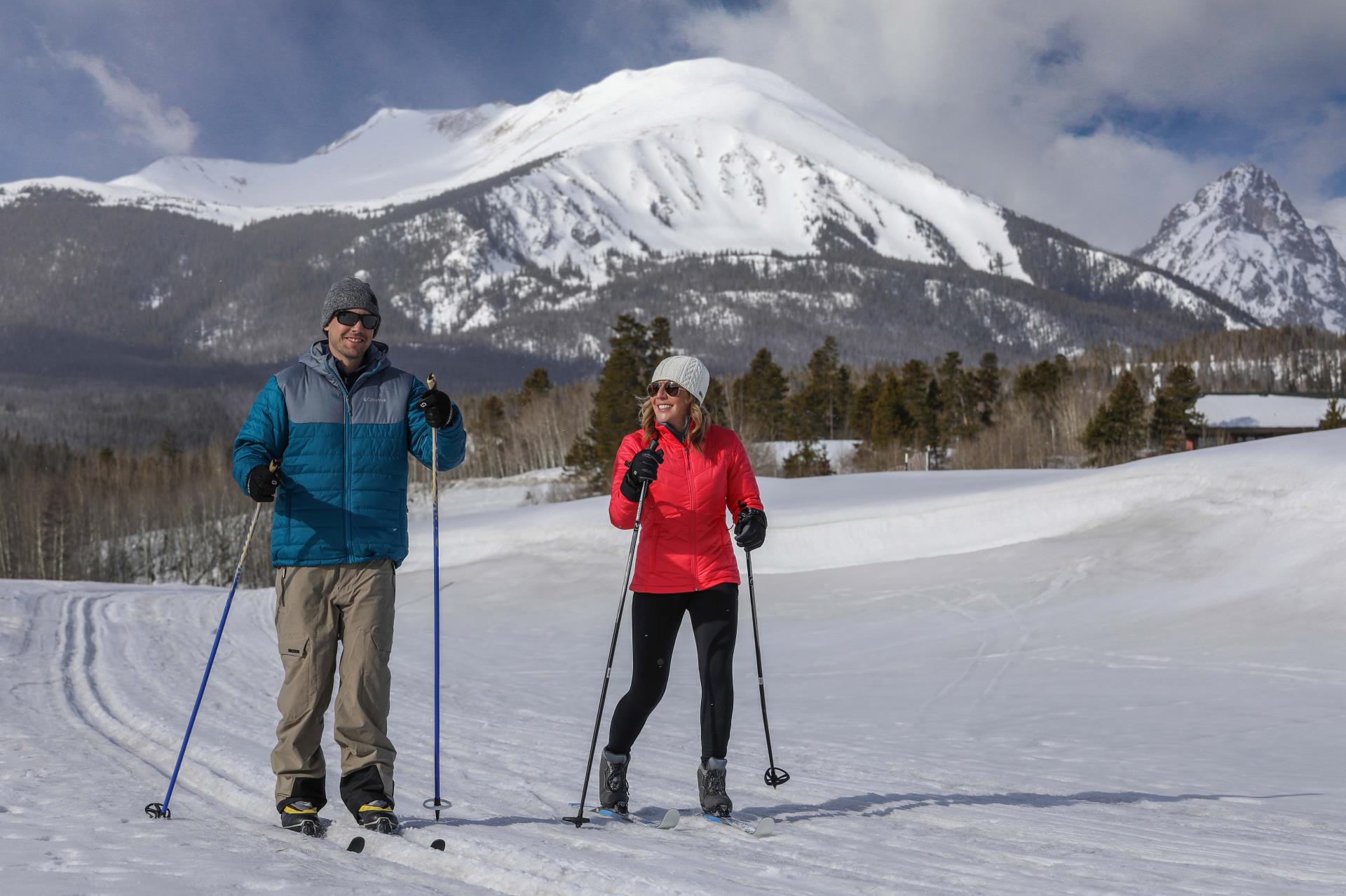 Man and woman cross country skiing