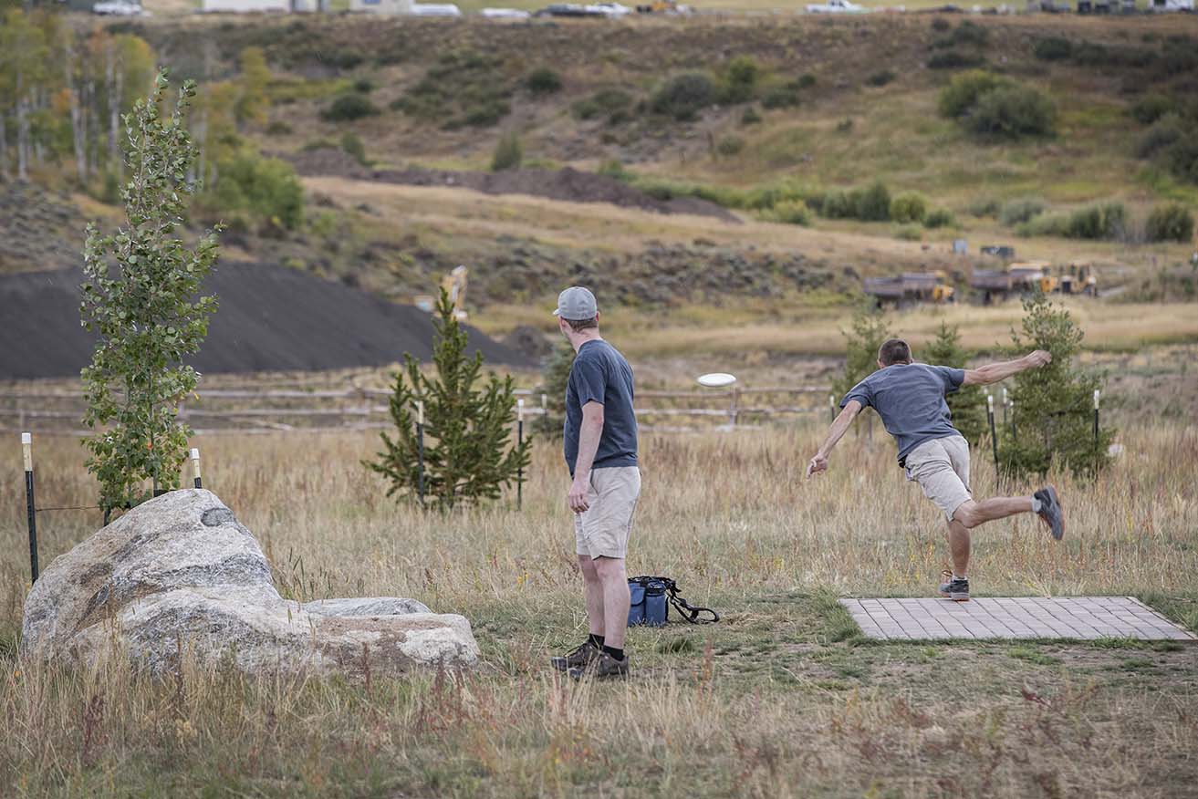 men playing disc golf